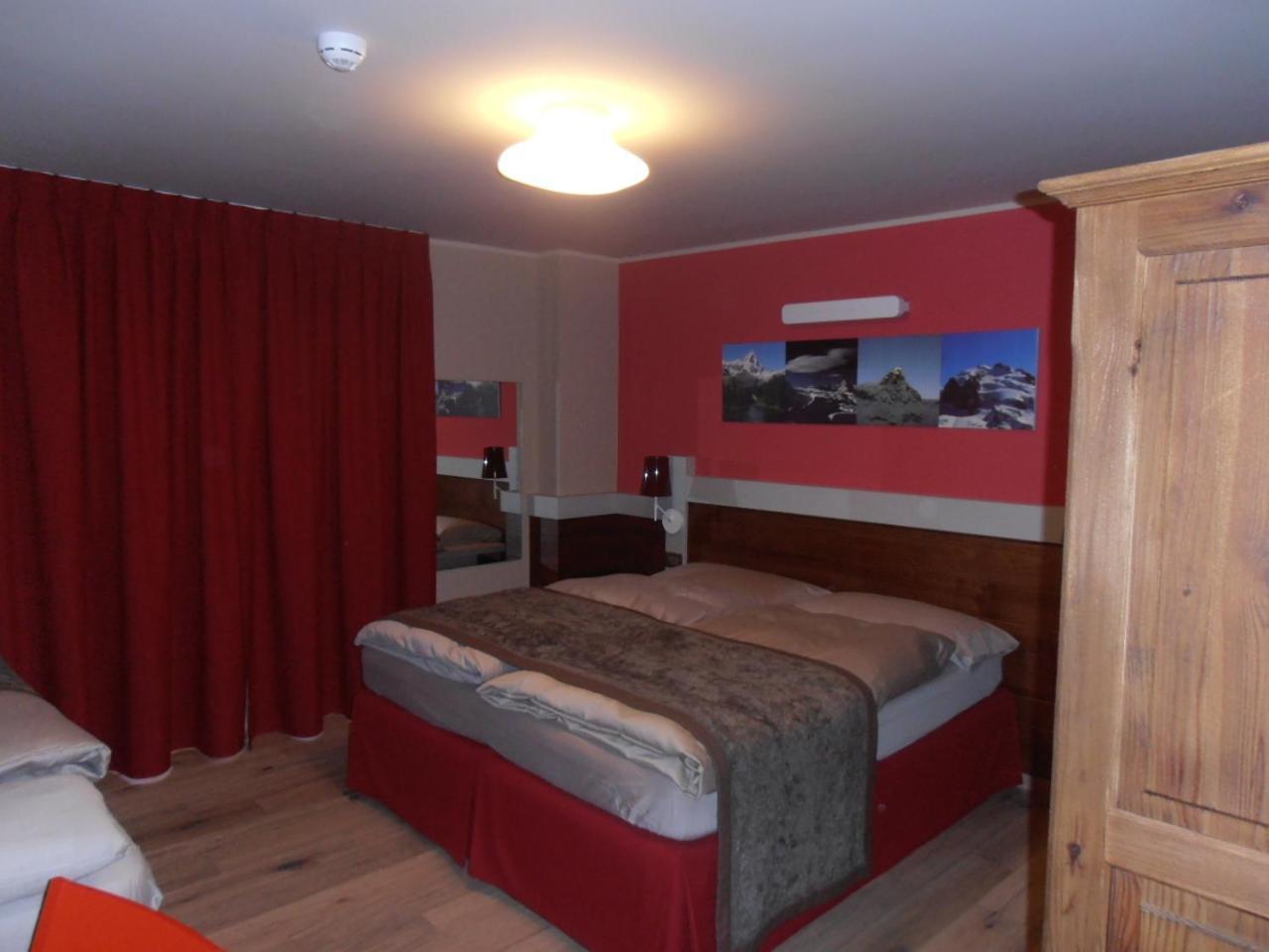 Hotel Lyskamm Бройл-Червиня Екстериор снимка