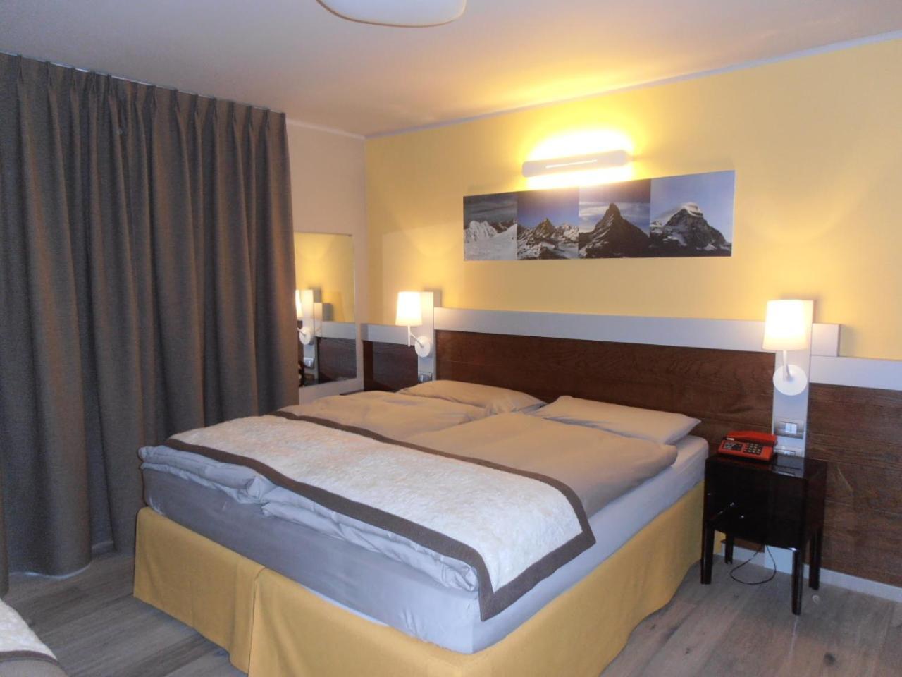 Hotel Lyskamm Бройл-Червиня Екстериор снимка
